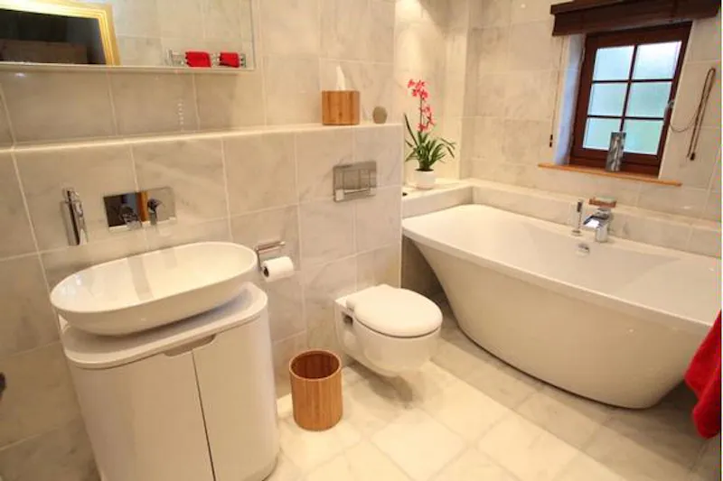 Bathroom at Film location C816 in Yorkshire (photo 10)