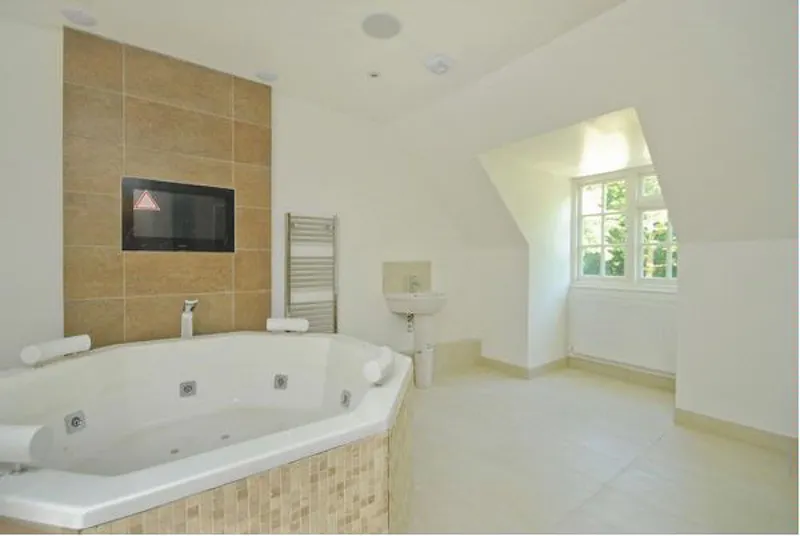 Bathroom at Film location D2079 in Middlesex (photo 10)