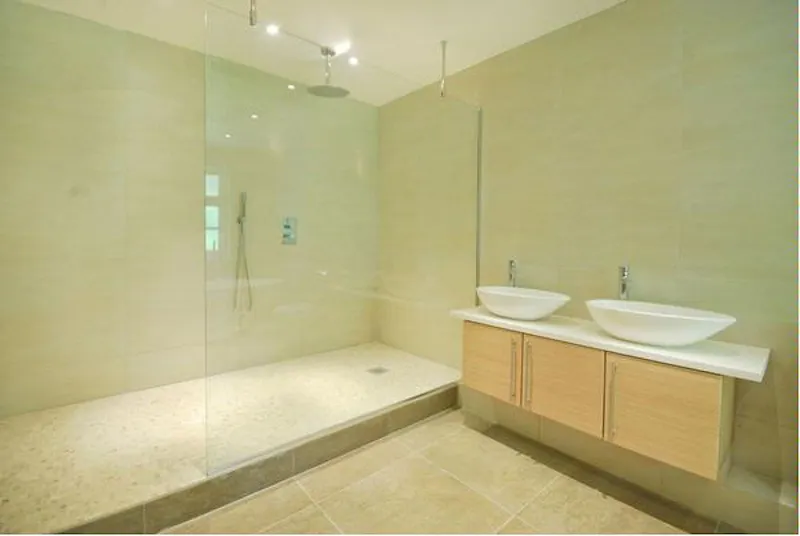 Shower at Film location D2079 in Middlesex (photo 13)