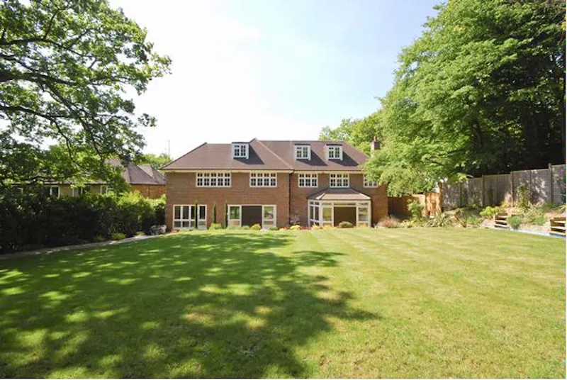 Garden at Film location D2079 in Middlesex (photo 21)