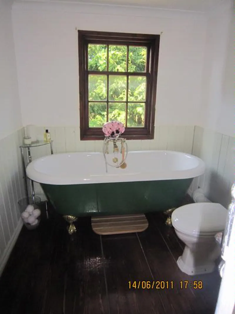 Bath - rolltop at Film location C818 in Essex (photo 16)