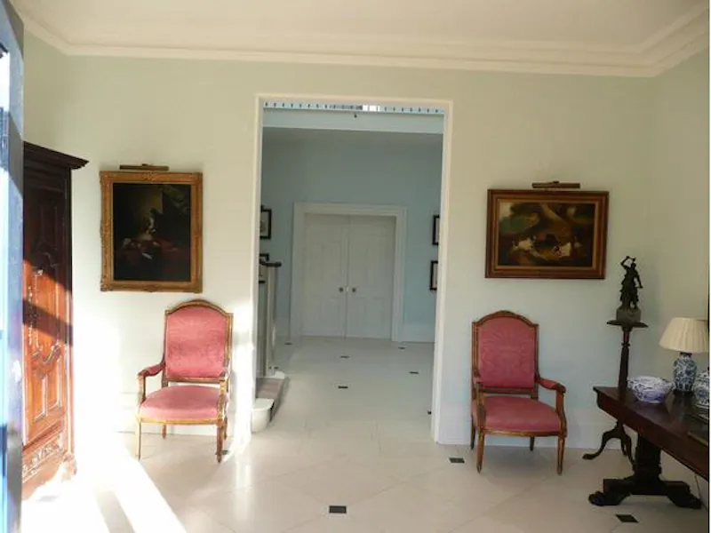 Entrance hall at Great Missenden Regency house, A1275 (photo 2)
