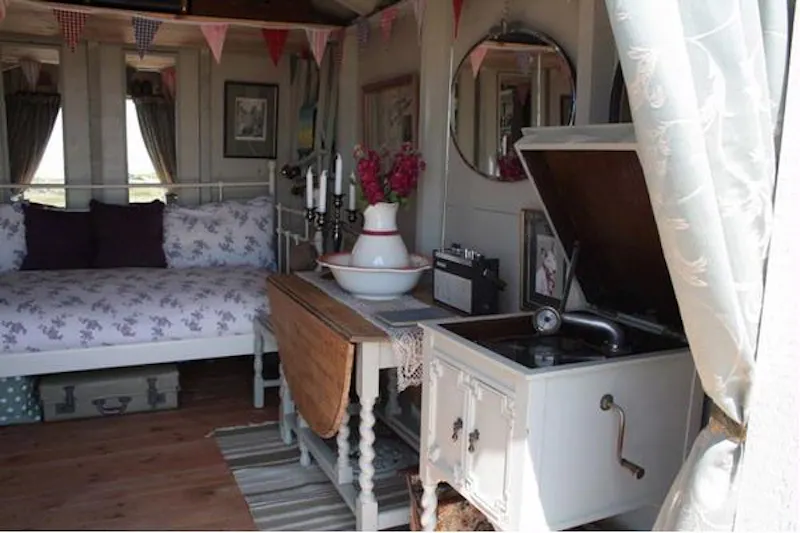 Hayling Island beach hut, C819 (photo 3)