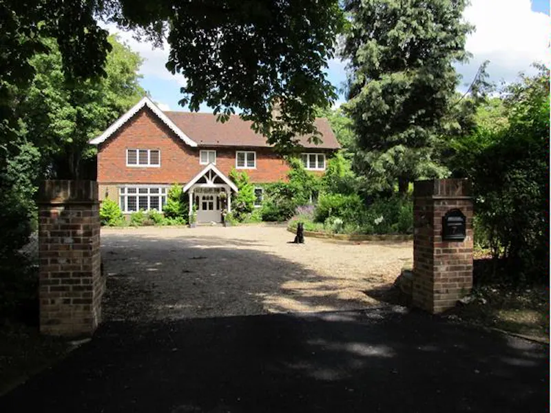 Driveway at Purley Modern country house, D2081 (photo 1)