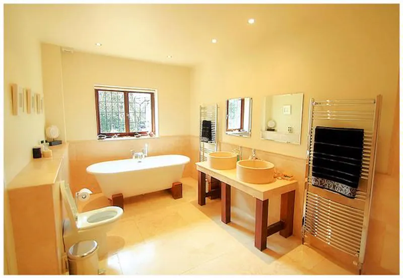 Bathroom at Purley Modern country house, D2081 (photo 21)