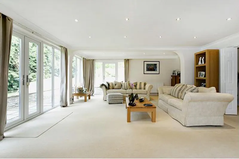 Living Room at Film location D2083 in Berkshire (photo 6)
