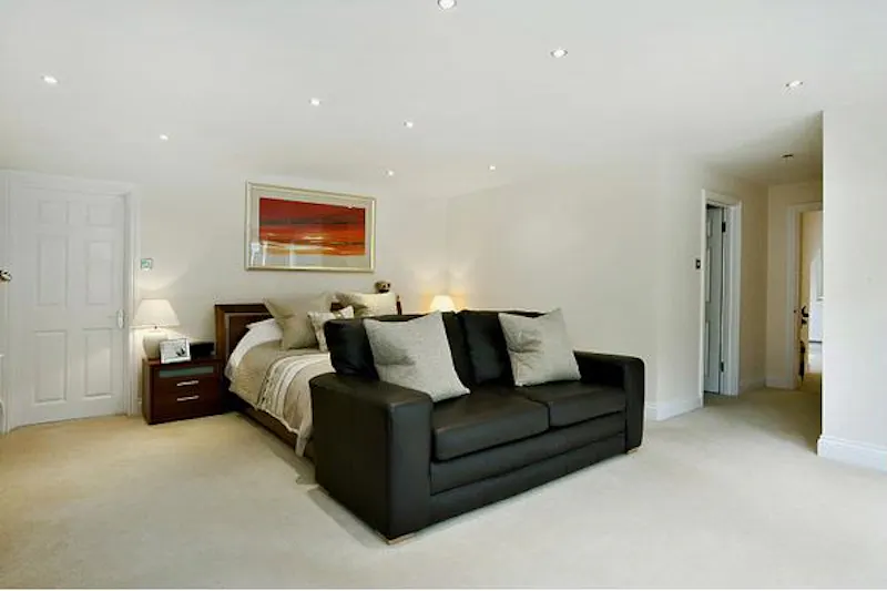 Bedroom at Film location D2083 in Berkshire (photo 10)
