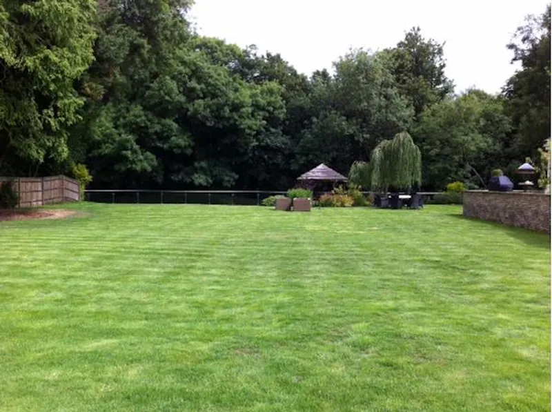 Garden at Film location D2083 in Berkshire (photo 16)