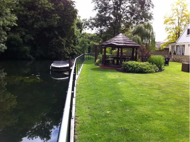Lake at Film location D2083 in Berkshire (photo 17)