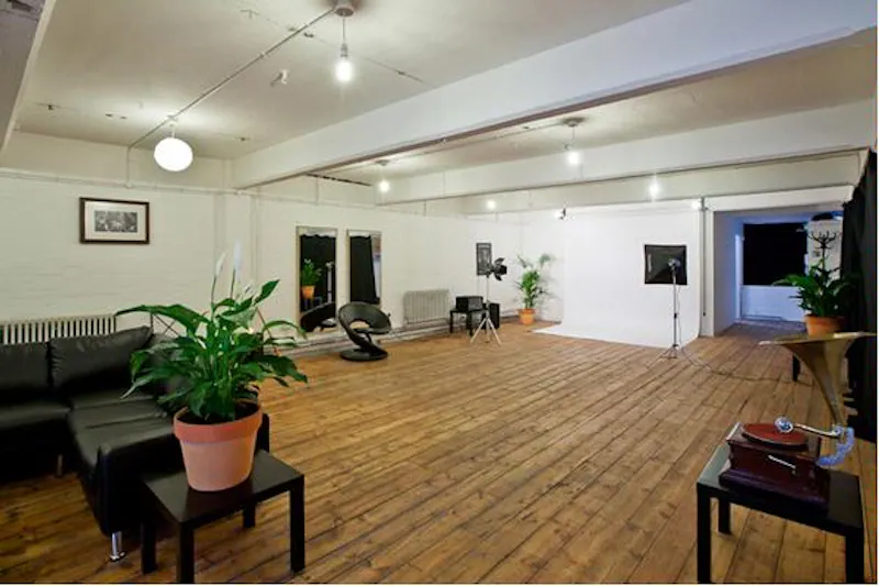 Floor - wooden at Open-plan Shadwell studio, N215 (photo 10)