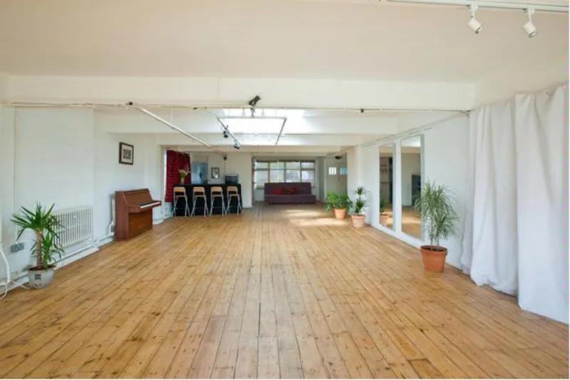 Open-plan Shadwell studio, N215 (photo 11)