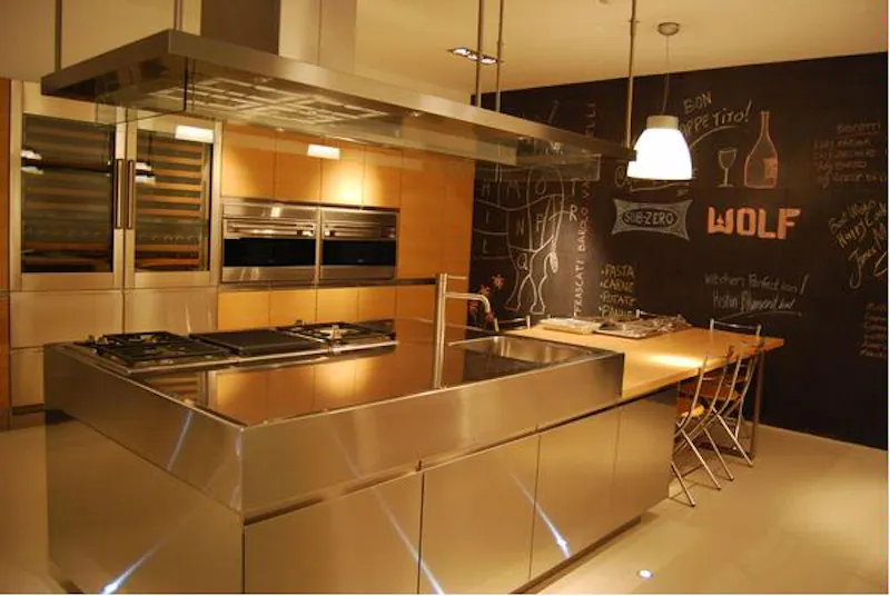 Dining room at Colourful studio kitchen in Debden, Q58 (photo 4)