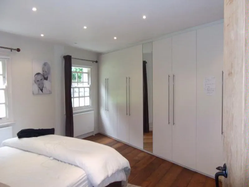Bedroom at Film location C821 in Middlesex (photo 7)