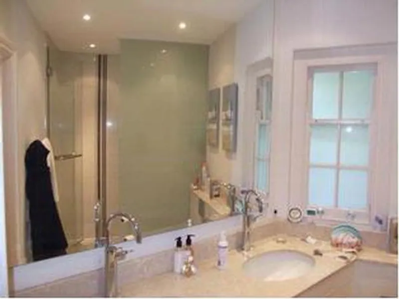 Bathroom at Film location C821 in Middlesex (photo 9)