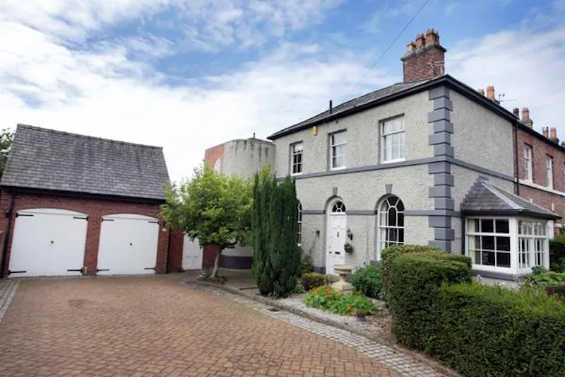 Driveway at Classic family home in Knutsford, A1280 (photo 18)