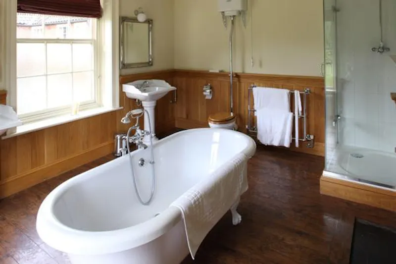 Bathroom at Film location L631 in Norfolk (photo 12)
