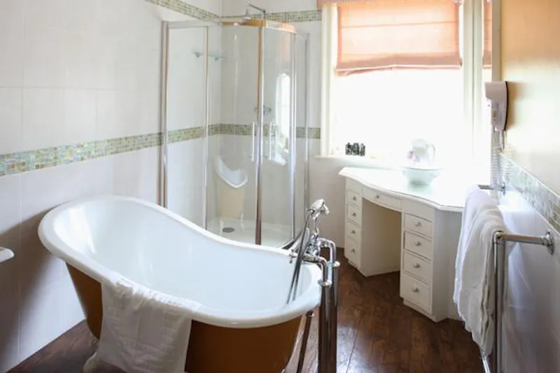 Bath - rolltop at Film location L631 in Norfolk (photo 17)