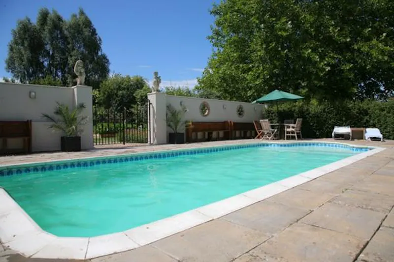 Swimming pool - outdoor at Film location L632 in Wiltshire (photo 26)