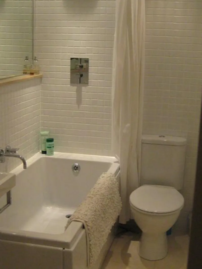 Bathroom at Croydon ground floor apartment, F1001 (photo 9)