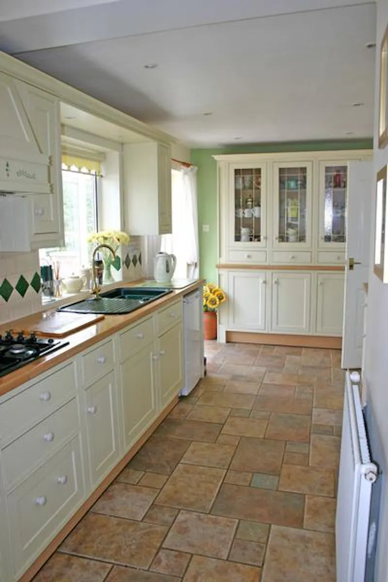 Kitchen at Detached house Arborfield, B1567 (photo 4)