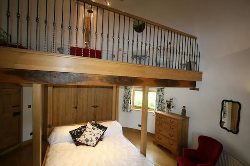 Bedroom at Film location L633 in East Sussex (photo 28)