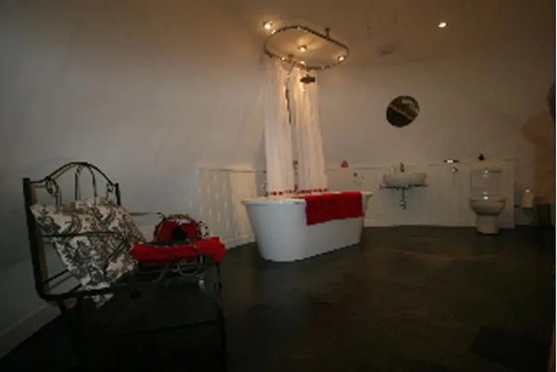 Bathroom at Film location L633 in East Sussex (photo 34)