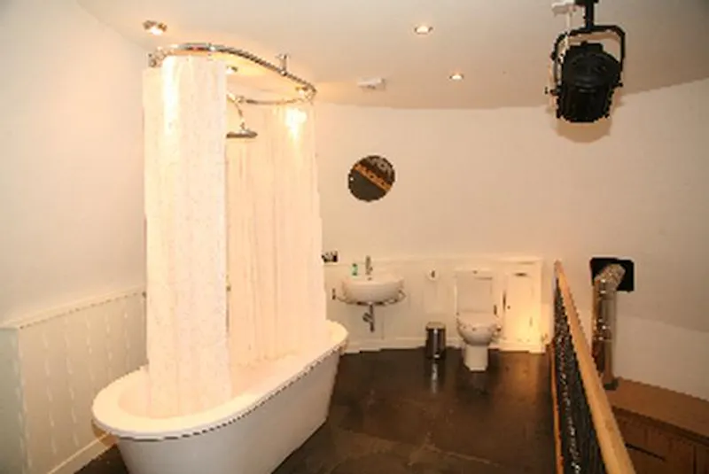 Bath - rolltop at Film location L633 in East Sussex (photo 36)