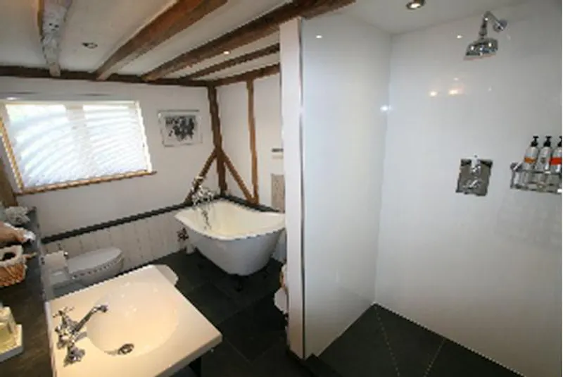 Bathroom at Film location L633 in East Sussex (photo 43)