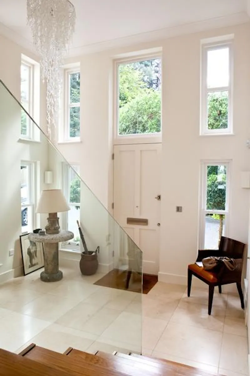 Entrance hall at Modern Wimbledon house, D2087 (photo 2)