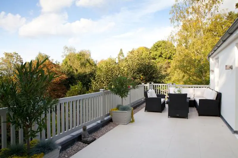 Balcony at Modern Wimbledon house, D2087 (photo 25)