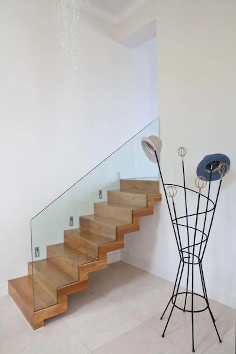 Staircase at Modern Wimbledon house, D2087 (photo 3)