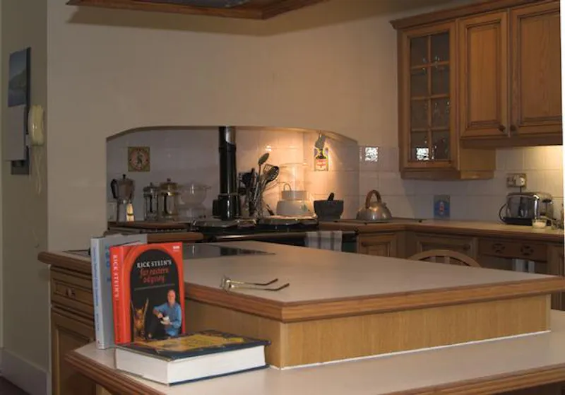 Kitchen island at Chatham dockyard house, A1287 (photo 6)