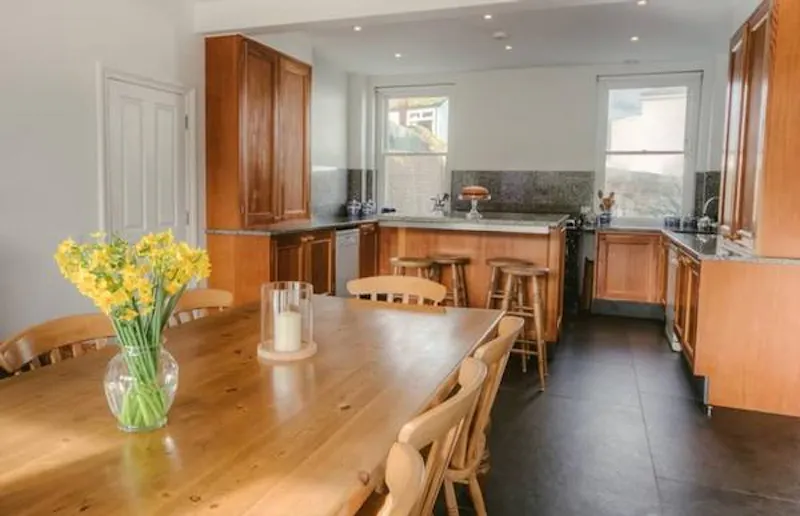 Kitchen at Film location D2090 in Cornwall (photo 8)