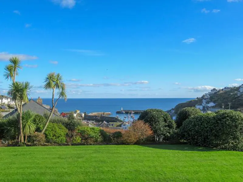 Garden at Film location D2090 in Cornwall (photo 46)