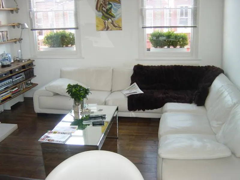 Living Room at Film location F1002 in London (photo 6)