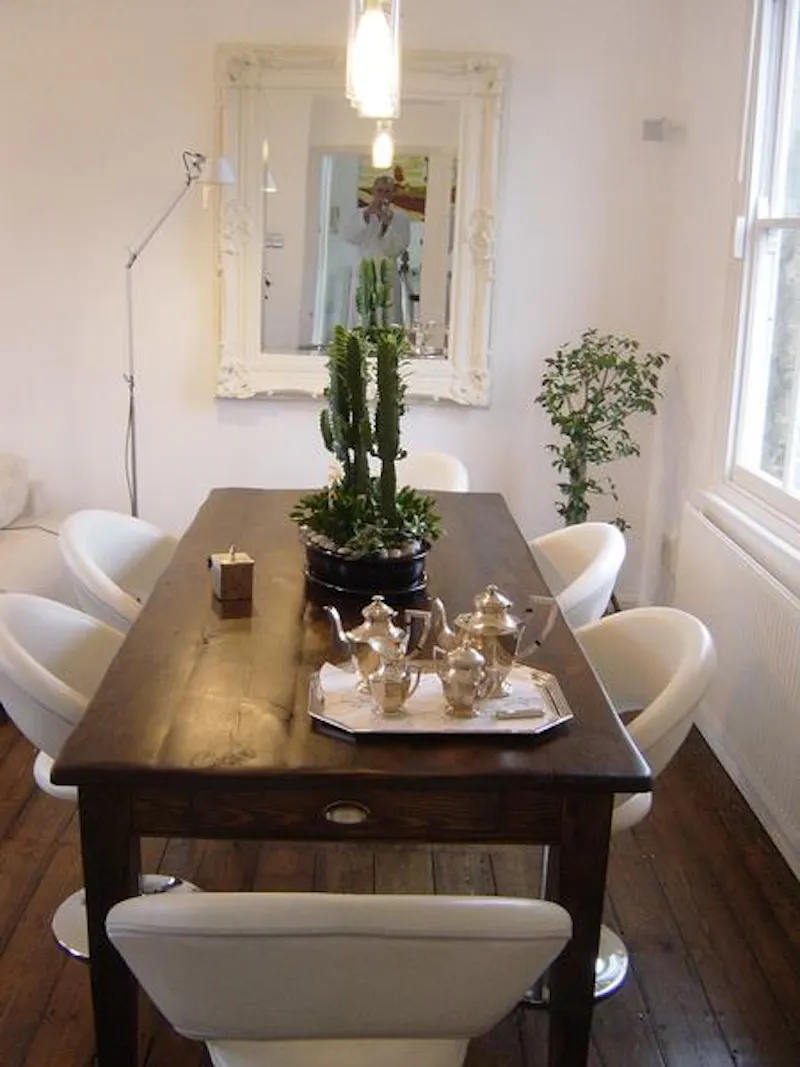 Dining room at Film location F1002 in London (photo 9)