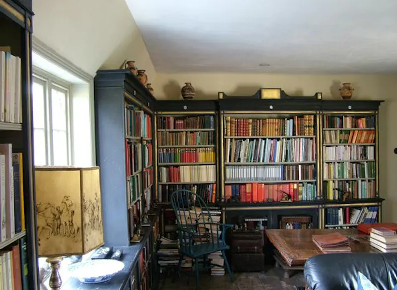 Library at Moated Stowmarket country house, L634 (photo 11)