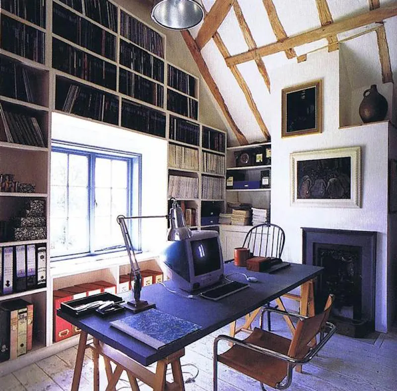 Library at Moated Stowmarket country house, L634 (photo 13)