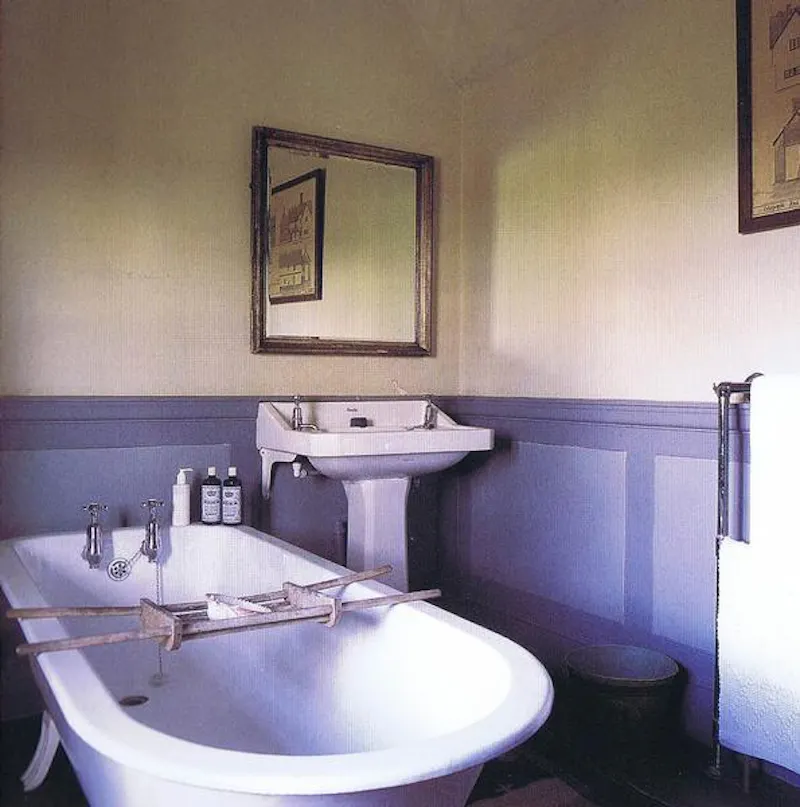 Bathroom at Moated Stowmarket country house, L634 (photo 17)