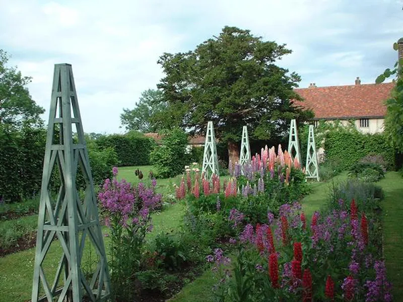 Garden at Moated Stowmarket country house, L634 (photo 35)
