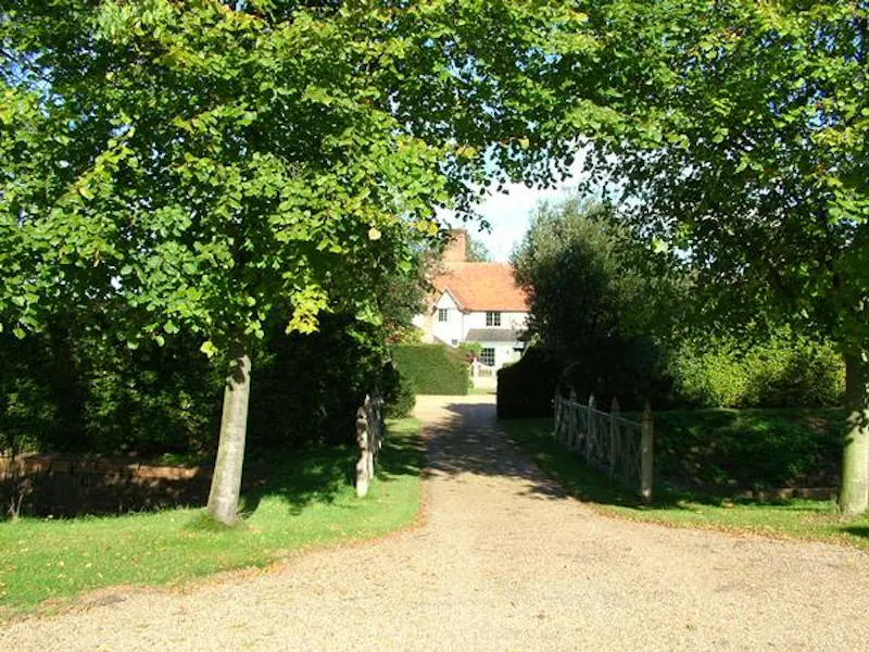 Driveway at Moated Stowmarket country house, L634 (photo 44)