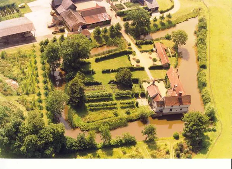 Moated Stowmarket country house, L634 (photo 49)