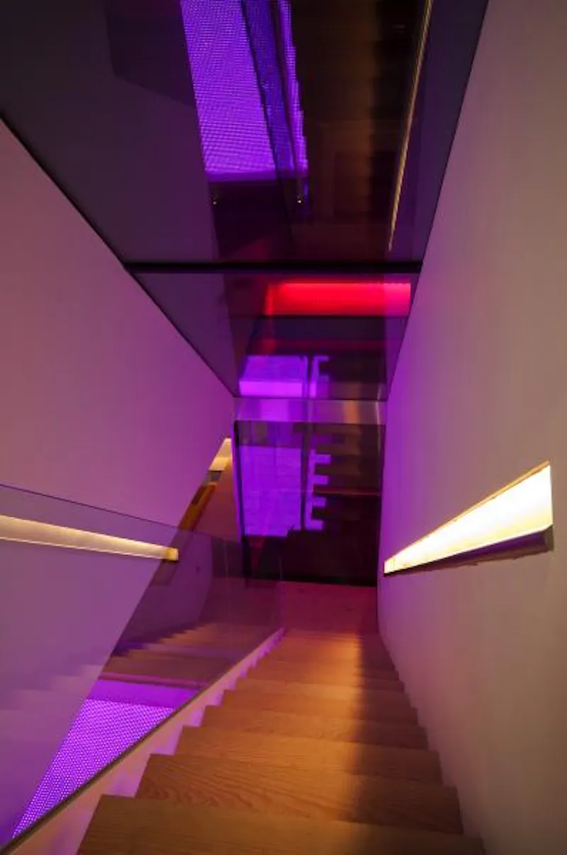 Staircase at High-tech Kensington house, K352 (photo 16)