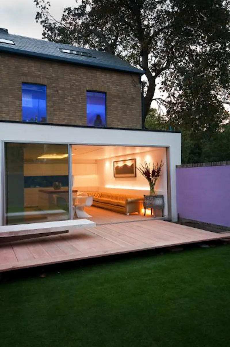 Garden at High-tech Kensington house, K352 (photo 51)