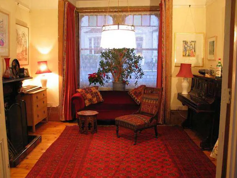 Piano at Stroud Green family house, B1002 (photo 4)