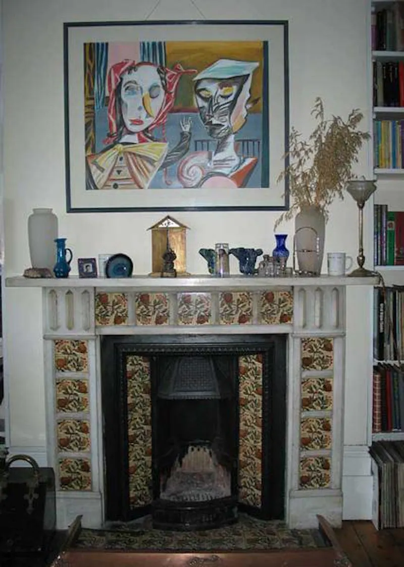 Fireplace at Stroud Green family house, B1002 (photo 7)