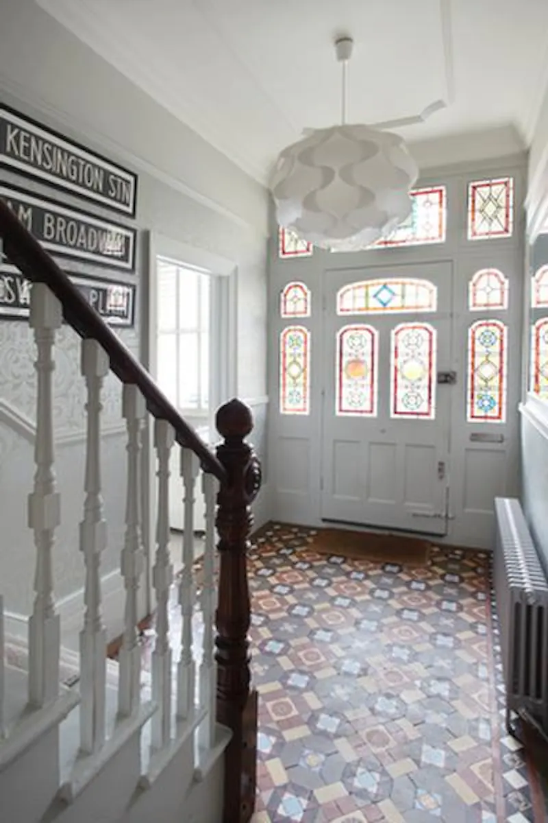 Entrance hall at Film location E367 in London (photo 2)