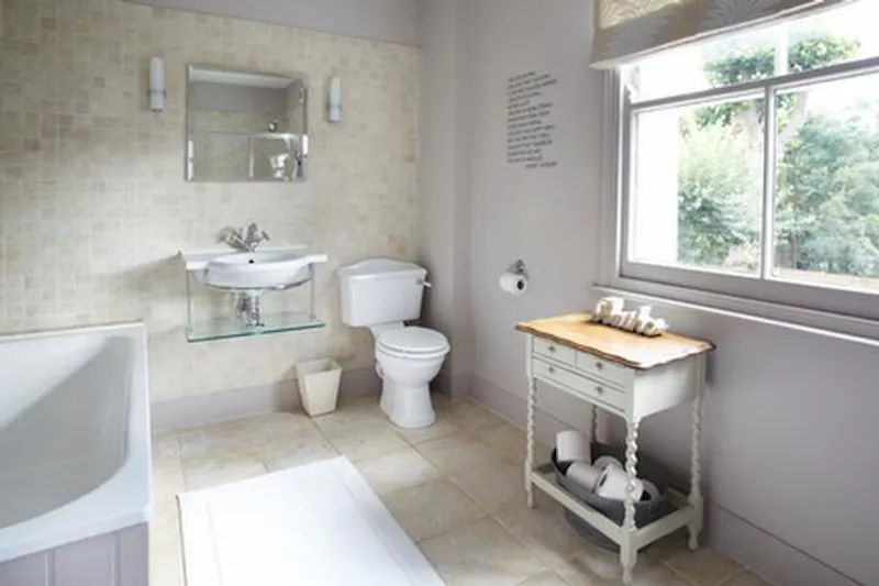 Bathroom at Film location E367 in London (photo 26)