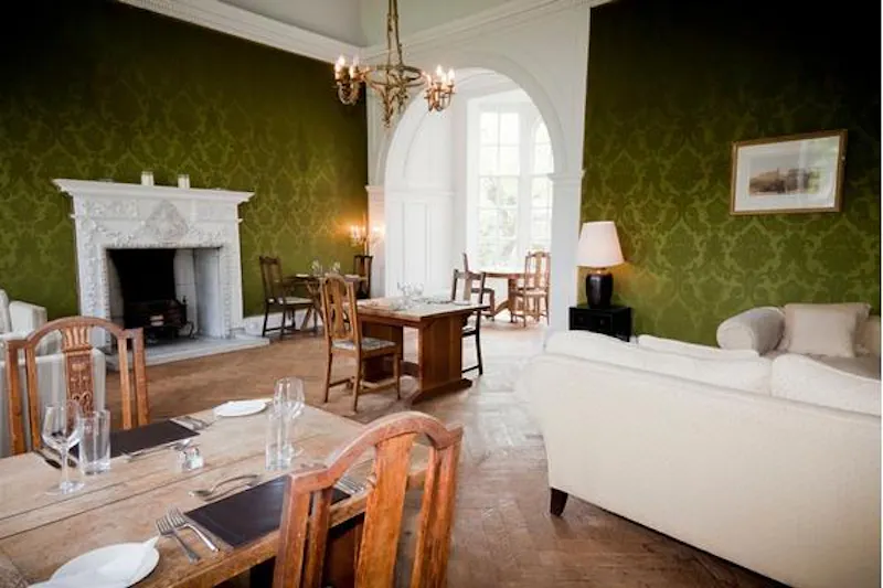 Dining room at Film location B1582 in Yorkshire (photo 2)