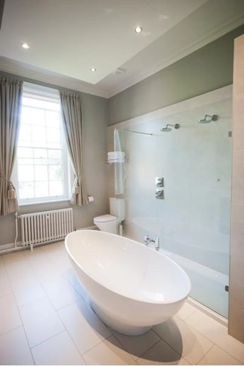 Bathroom at Film location B1582 in Yorkshire (photo 7)